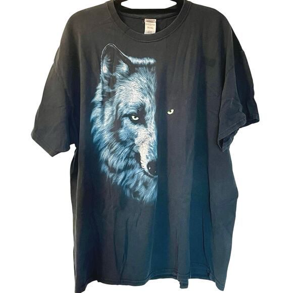 2XL Graphic Three Shirt Bundle - Justice League, Wolf, and Levi’s - Picture 3 of 4